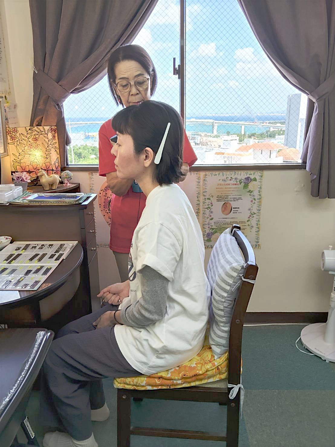 鏡を見ながら施術の前と後を確かめているところ